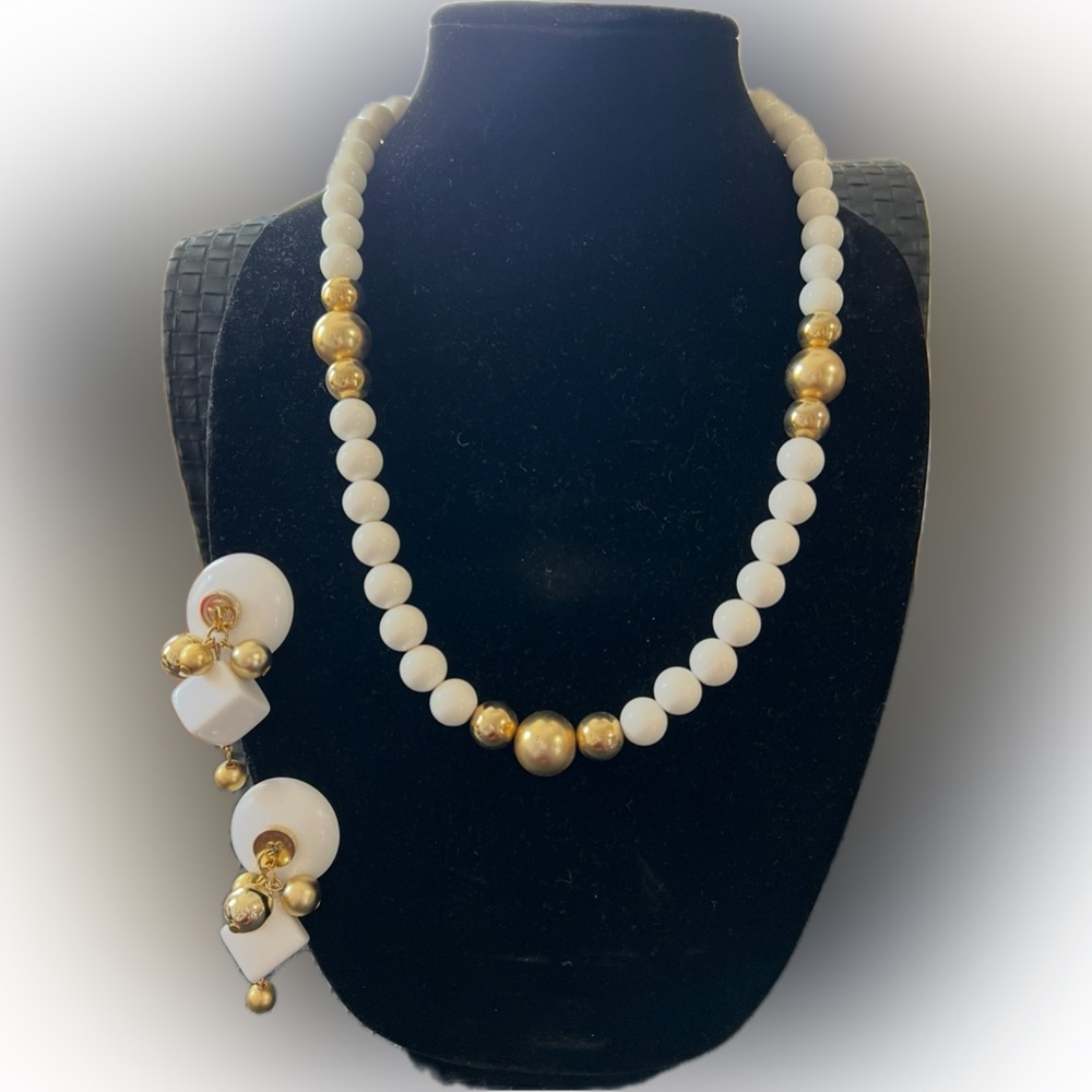 🤑Vintage White and Gold Beaded Necklace and Pierced Earring Set